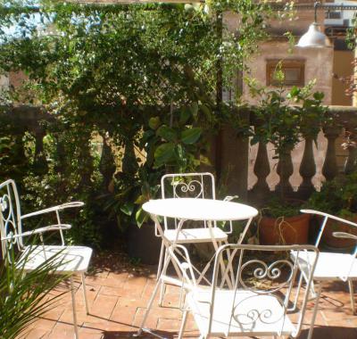 Grande chambre, lumineus dans une maison de Gràcia.