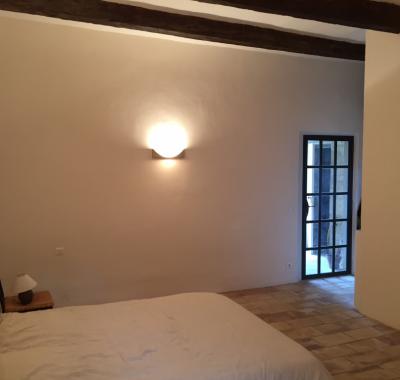 Grande chambre indépendante avec salle de bains privée