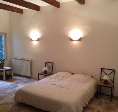 Grande chambre indépendante avec salle de bains privée