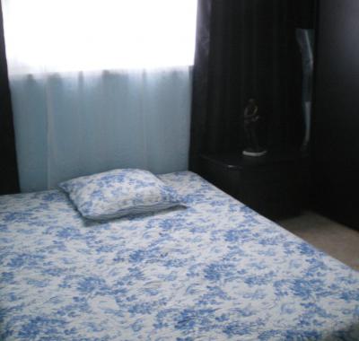 Chambre bleue avec douche jets massants