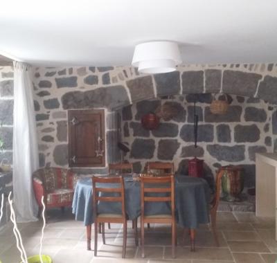 Chambre à louer dans une maison à Oradour ( Cantal)
