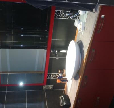 Chambre à louer dans une maison à Oradour ( Cantal)