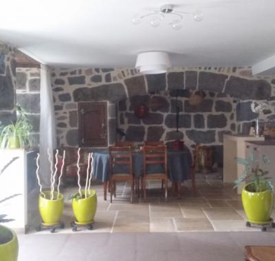 Chambre à louer dans une maison à Oradour ( Cantal)