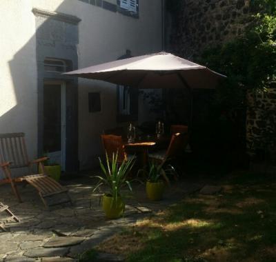 Chambre à louer dans une maison à Oradour ( Cantal)