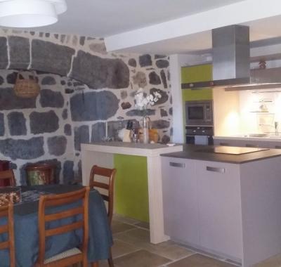 Chambre à louer dans une maison à Oradour ( Cantal)