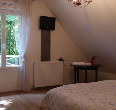 Grande chambre et sa salle de bain confort à 5 mn du Mémorial de Caen